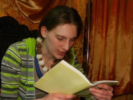 Гаятри увлеченно читает перевод Баджана